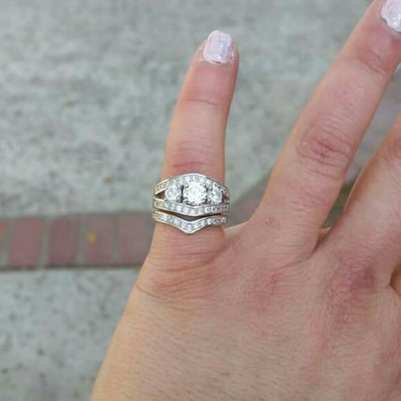 NOT FOR SALE. GIFTED **5⭐ Rated** WEDDING RING SET - Picture 4 of 7